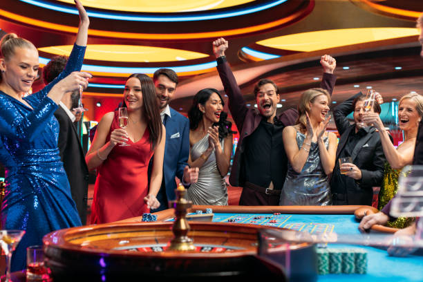 Eine Gruppe erwachsener Gäste an einem Casino-Tisch
